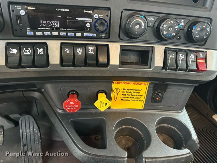 image for item ER4869 2022 Kenworth T680 semi truck