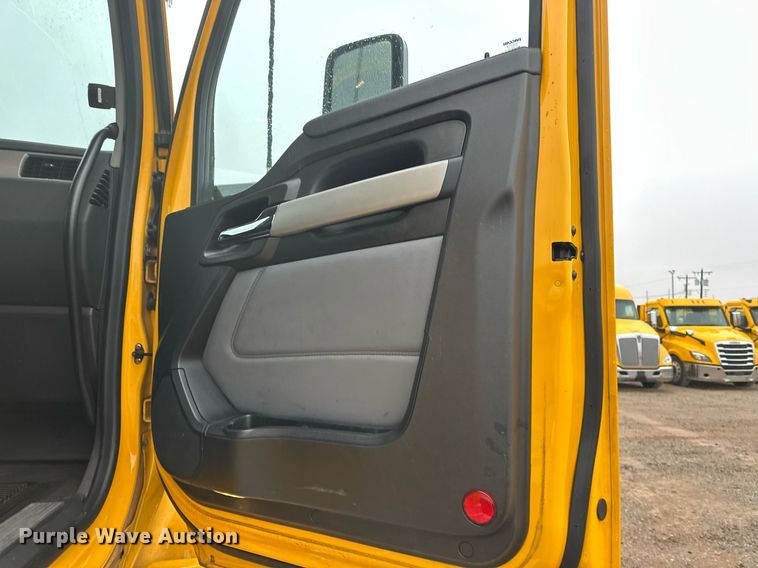 image for item ER4869 2022 Kenworth T680 semi truck