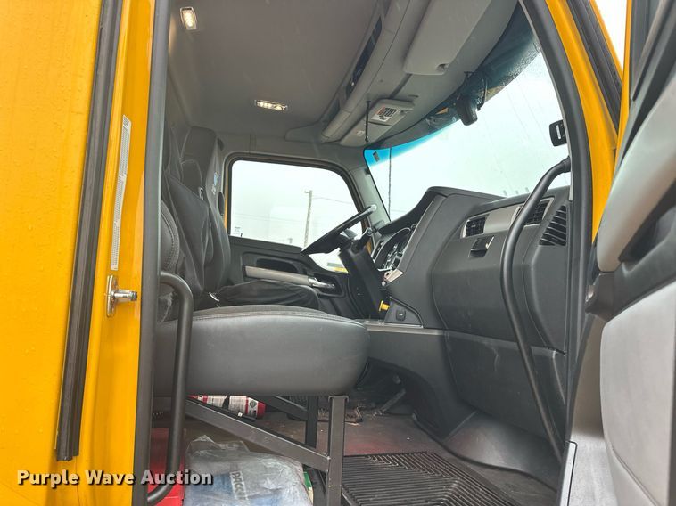 image for item ER4869 2022 Kenworth T680 semi truck
