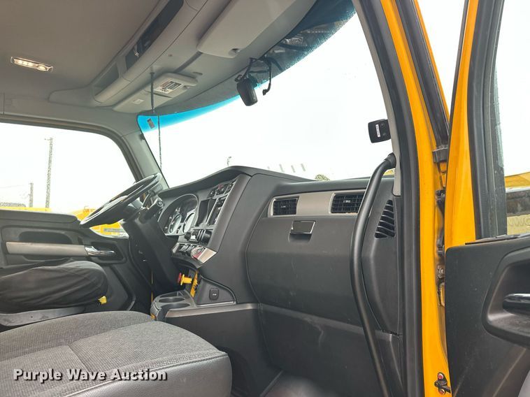 image for item ER4869 2022 Kenworth T680 semi truck