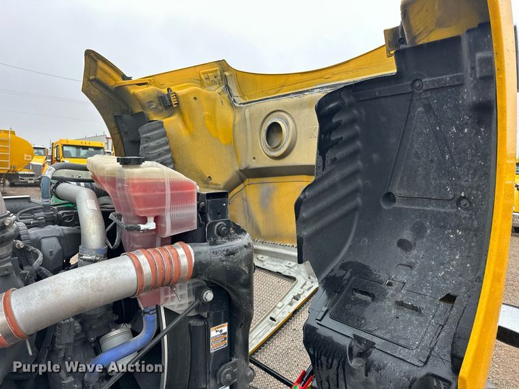 image for item ER4869 2022 Kenworth T680 semi truck