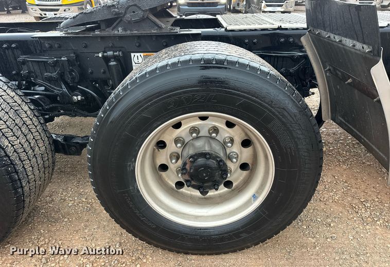 image for item ER4869 2022 Kenworth T680 semi truck