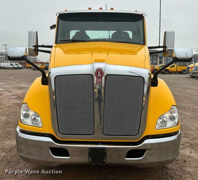 image for item ER4870 2020 Kenworth T680 semi truck
