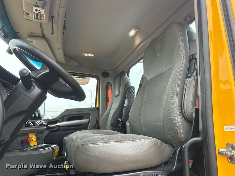 image for item ER4870 2020 Kenworth T680 semi truck