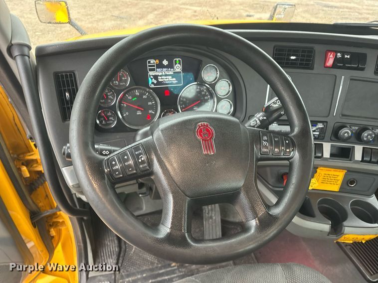 image for item ER4870 2020 Kenworth T680 semi truck