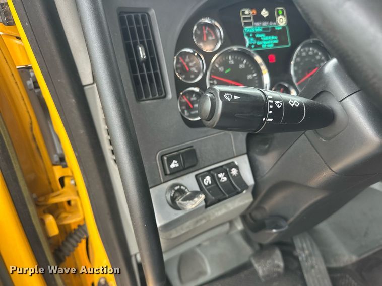 image for item ER4870 2020 Kenworth T680 semi truck