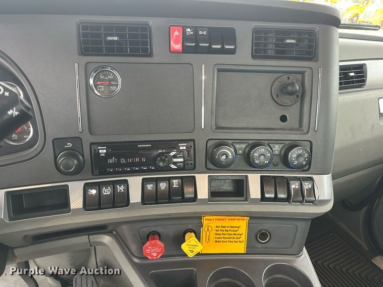 image for item ER4870 2020 Kenworth T680 semi truck