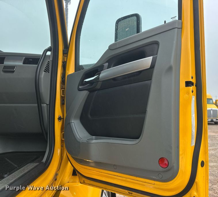 image for item ER4870 2020 Kenworth T680 semi truck