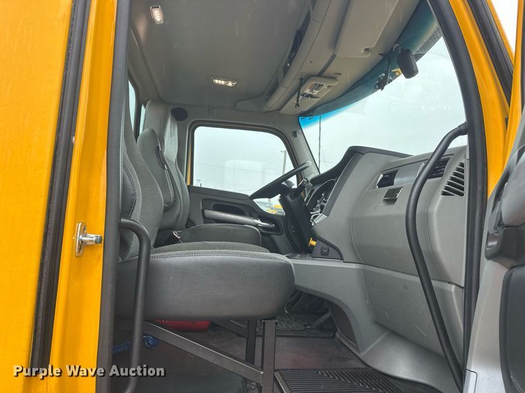 image for item ER4870 2020 Kenworth T680 semi truck