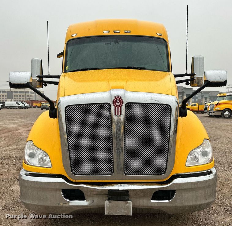 image for item ER4871 2021 Kenworth T680 semi truck
