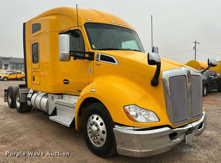 image for item ER4871 2021 Kenworth T680 semi truck