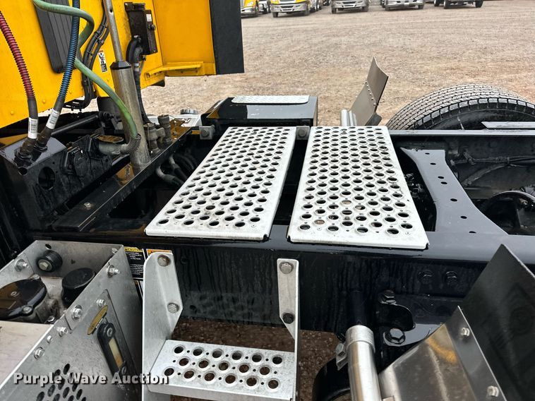 image for item ER4871 2021 Kenworth T680 semi truck