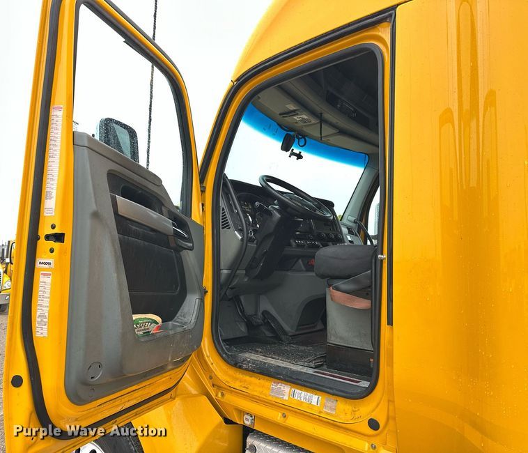 image for item ER4871 2021 Kenworth T680 semi truck