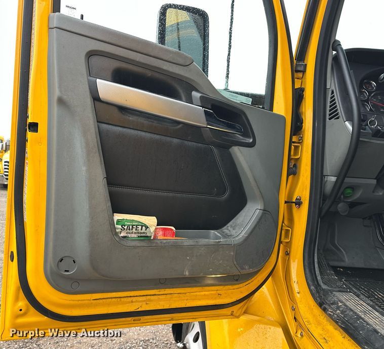 image for item ER4871 2021 Kenworth T680 semi truck