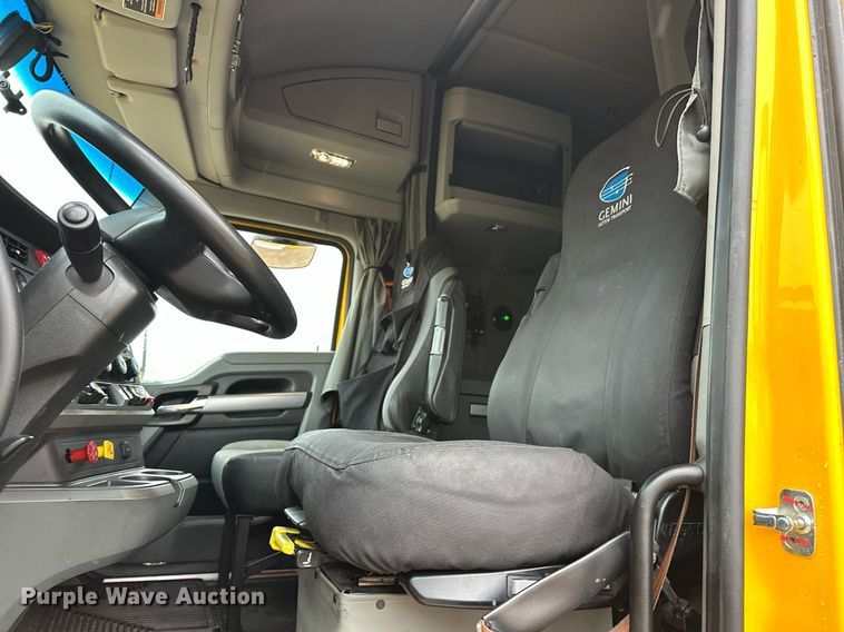 image for item ER4871 2021 Kenworth T680 semi truck