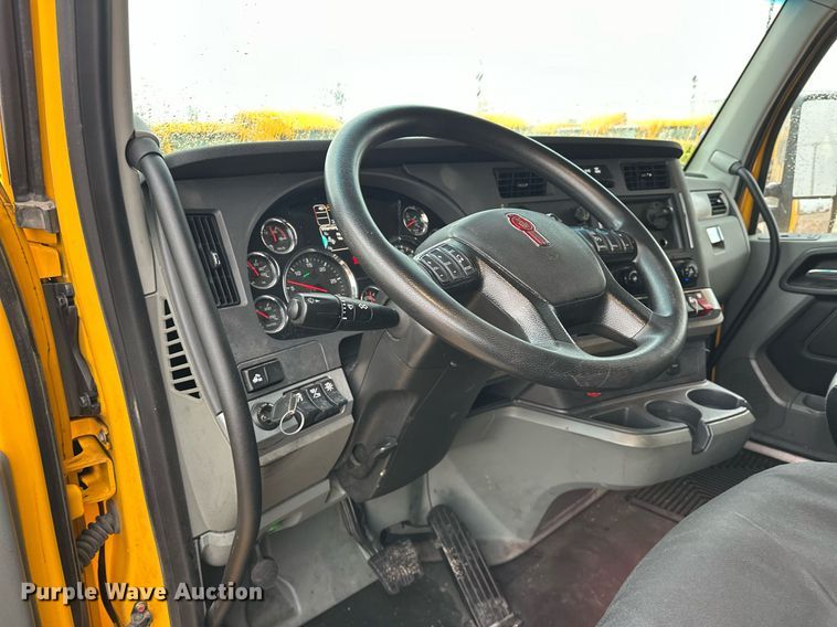image for item ER4871 2021 Kenworth T680 semi truck