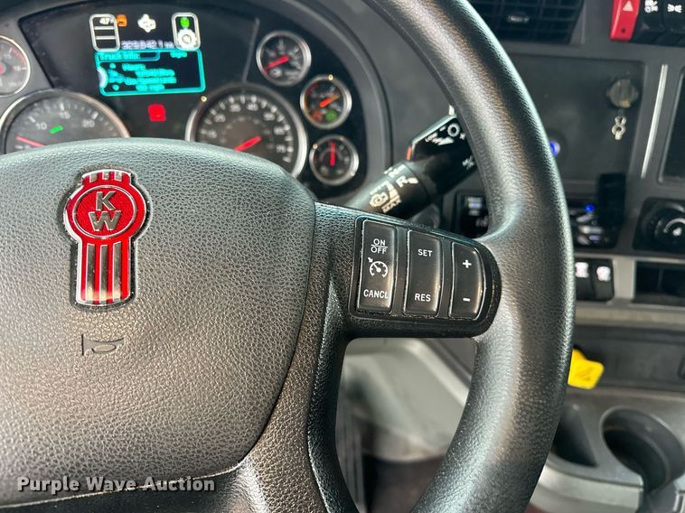 image for item ER4871 2021 Kenworth T680 semi truck