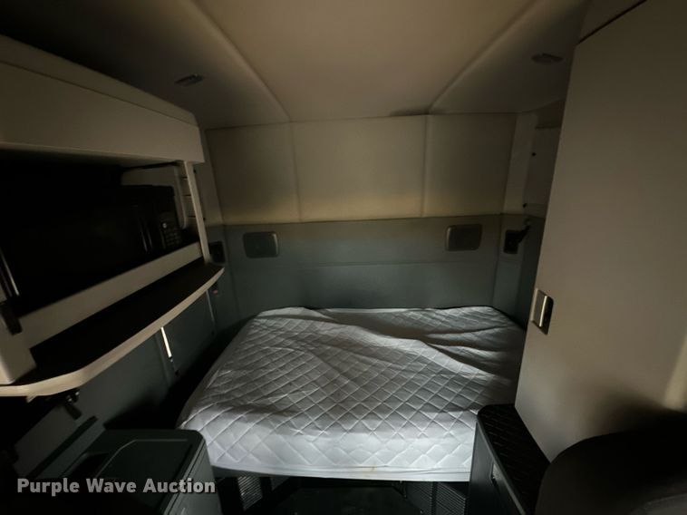 image for item ER4871 2021 Kenworth T680 semi truck