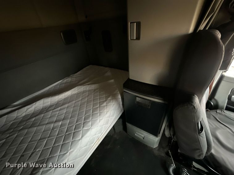 image for item ER4871 2021 Kenworth T680 semi truck