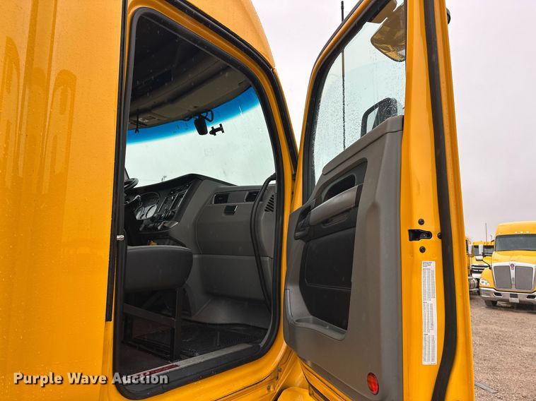 image for item ER4871 2021 Kenworth T680 semi truck