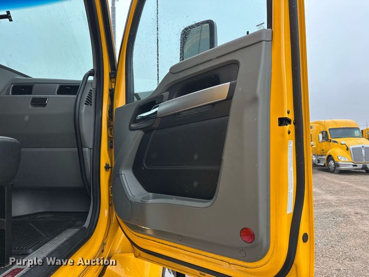 image for item ER4871 2021 Kenworth T680 semi truck