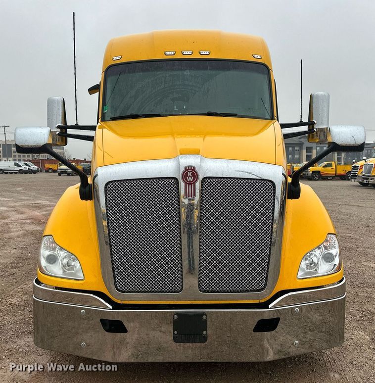 image for item ER4872 2020 Kenworth T680 semi truck