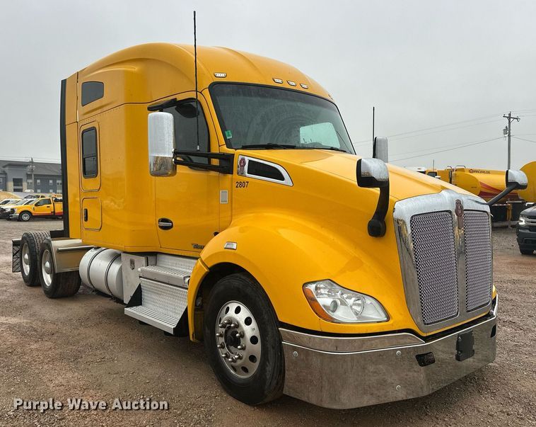 image for item ER4872 2020 Kenworth T680 semi truck