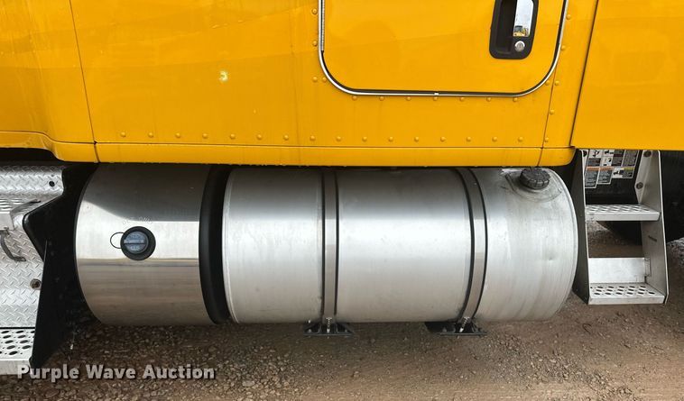 image for item ER4872 2020 Kenworth T680 semi truck