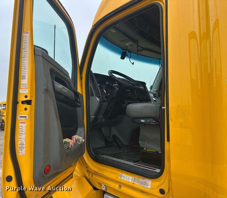 image for item ER4872 2020 Kenworth T680 semi truck