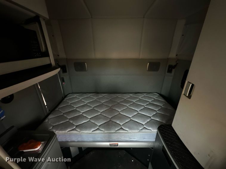 image for item ER4872 2020 Kenworth T680 semi truck