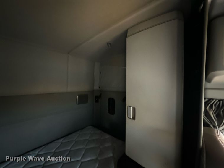 image for item ER4872 2020 Kenworth T680 semi truck