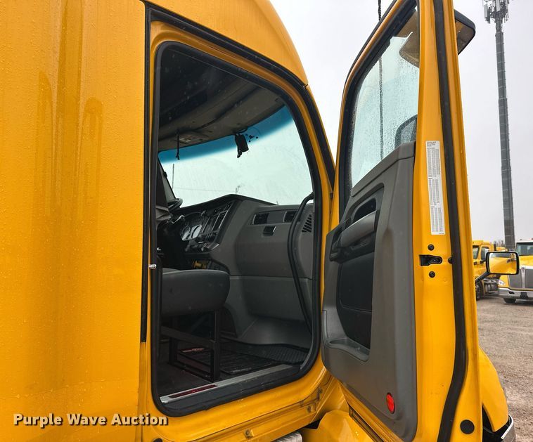 image for item ER4872 2020 Kenworth T680 semi truck