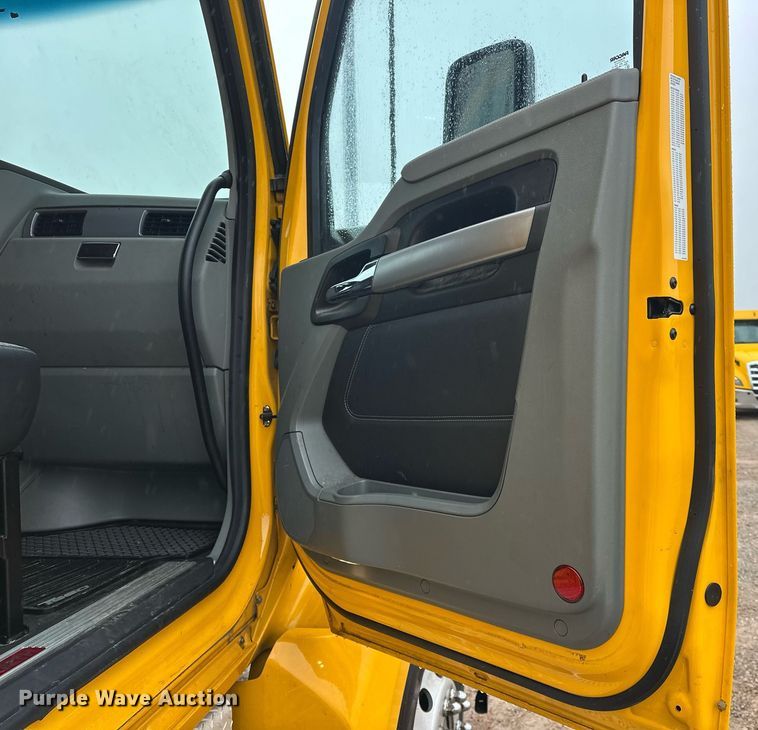 image for item ER4872 2020 Kenworth T680 semi truck