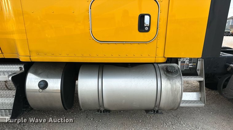 image for item ER4873 2021 Kenworth T680 semi truck