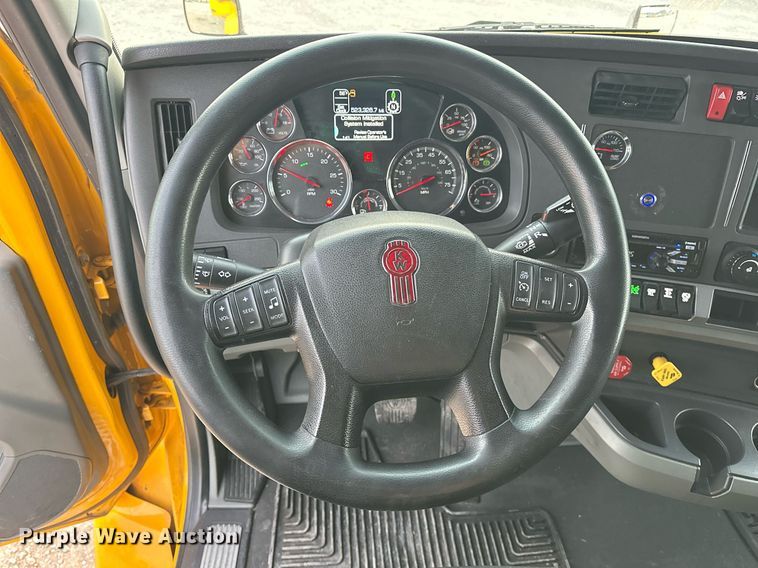 image for item ER4873 2021 Kenworth T680 semi truck