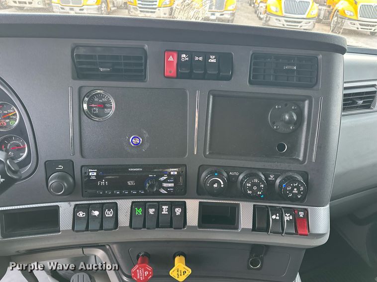 image for item ER4873 2021 Kenworth T680 semi truck
