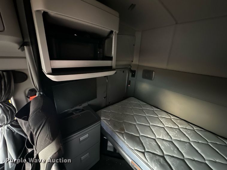 image for item ER4873 2021 Kenworth T680 semi truck