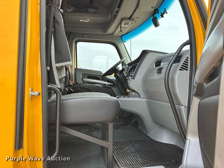 image for item ER4873 2021 Kenworth T680 semi truck