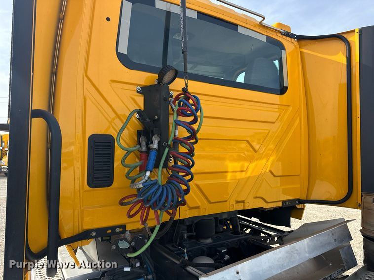 image for item ER4875 2021 International LT625 semi truck