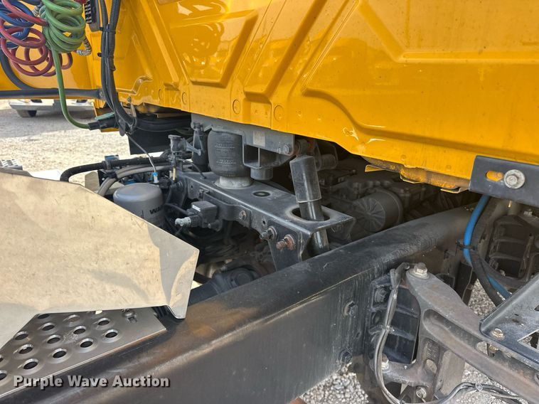 image for item ER4875 2021 International LT625 semi truck