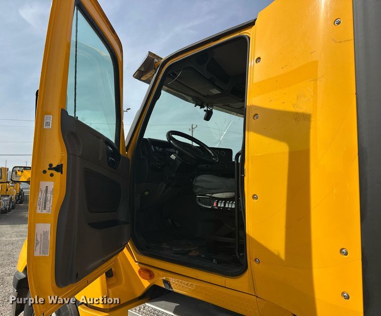 image for item ER4875 2021 International LT625 semi truck