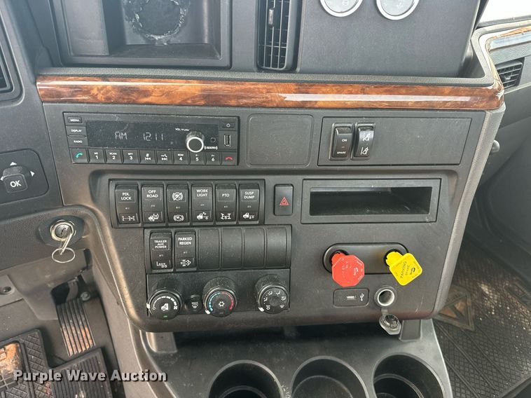 image for item ER4875 2021 International LT625 semi truck