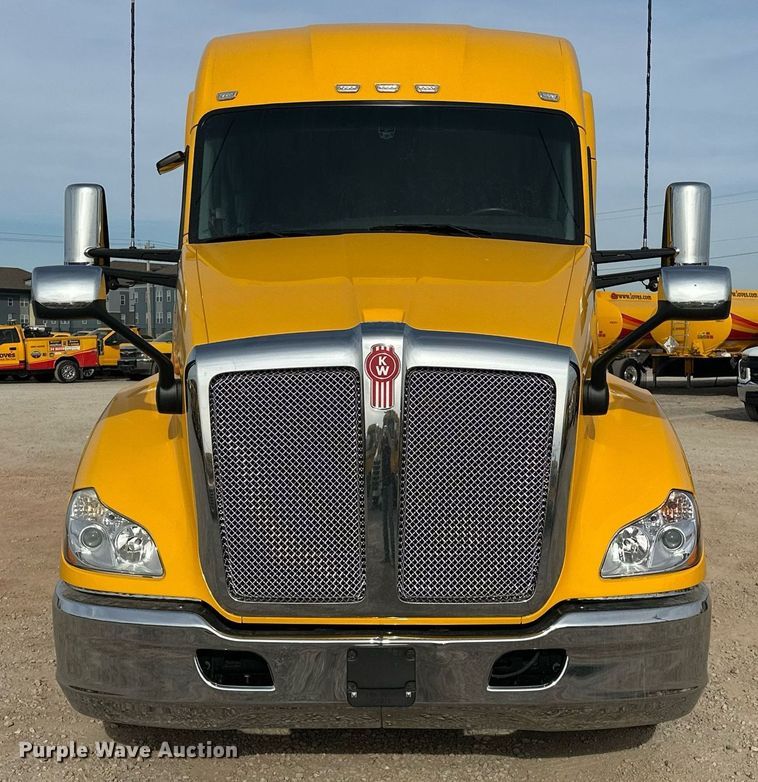 image for item ER4876 2022 Kenworth T680 semi truck
