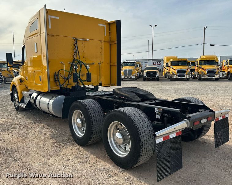 image for item ER4876 2022 Kenworth T680 semi truck
