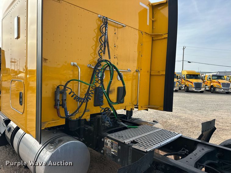 image for item ER4876 2022 Kenworth T680 semi truck