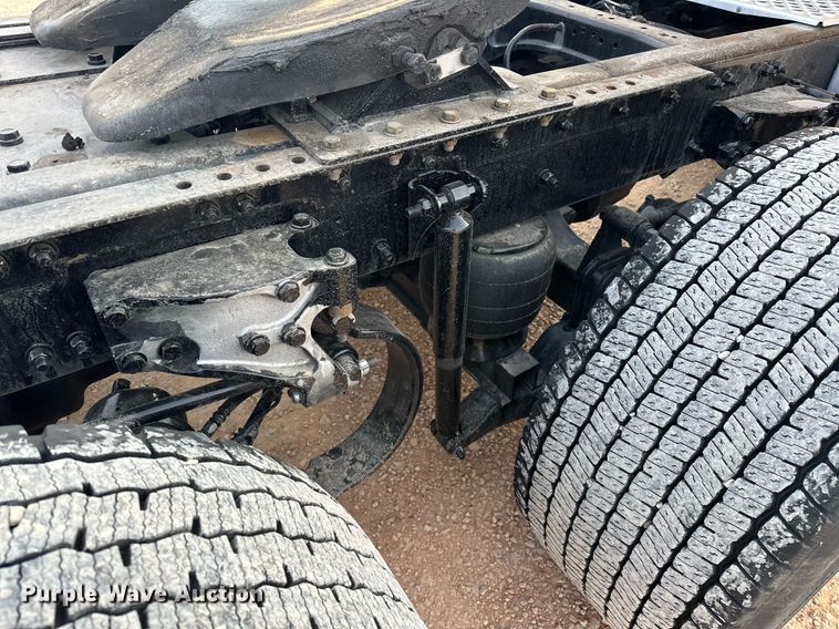 image for item ER4876 2022 Kenworth T680 semi truck