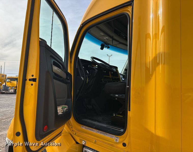 image for item ER4876 2022 Kenworth T680 semi truck