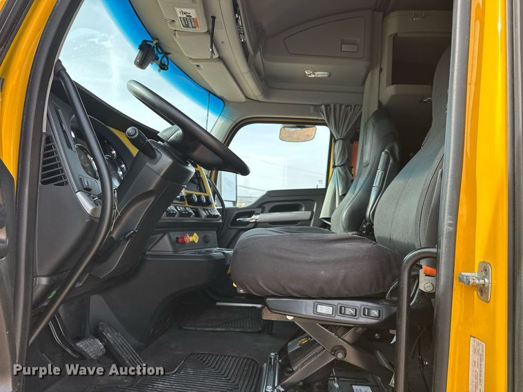 image for item ER4876 2022 Kenworth T680 semi truck