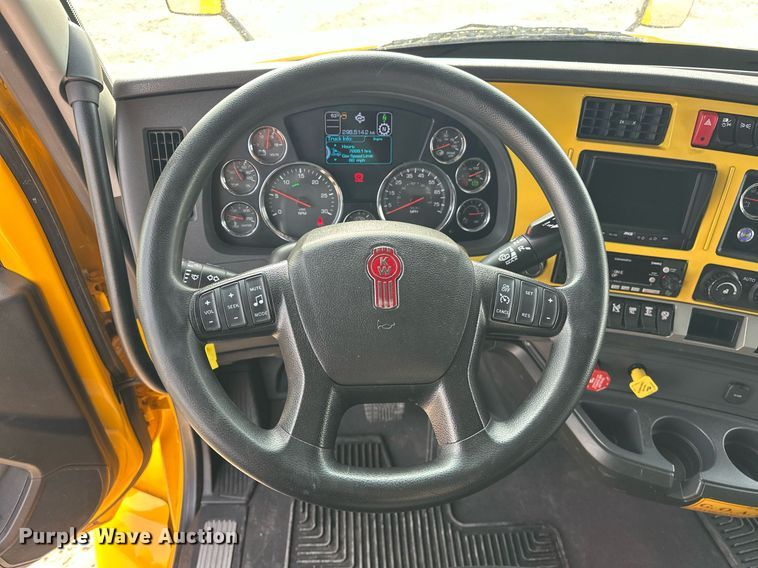image for item ER4876 2022 Kenworth T680 semi truck