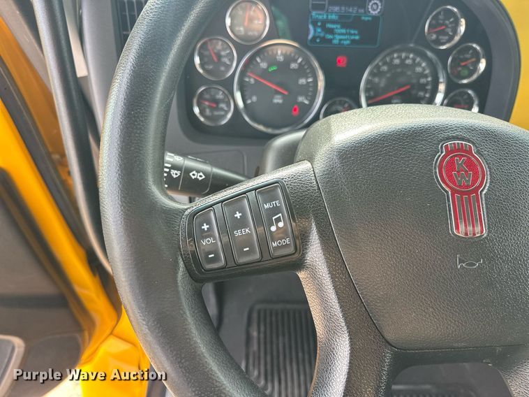 image for item ER4876 2022 Kenworth T680 semi truck
